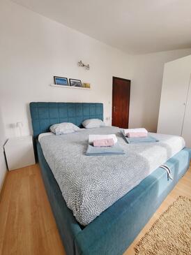 Apartment with terrace Nin, North Dalmatia
