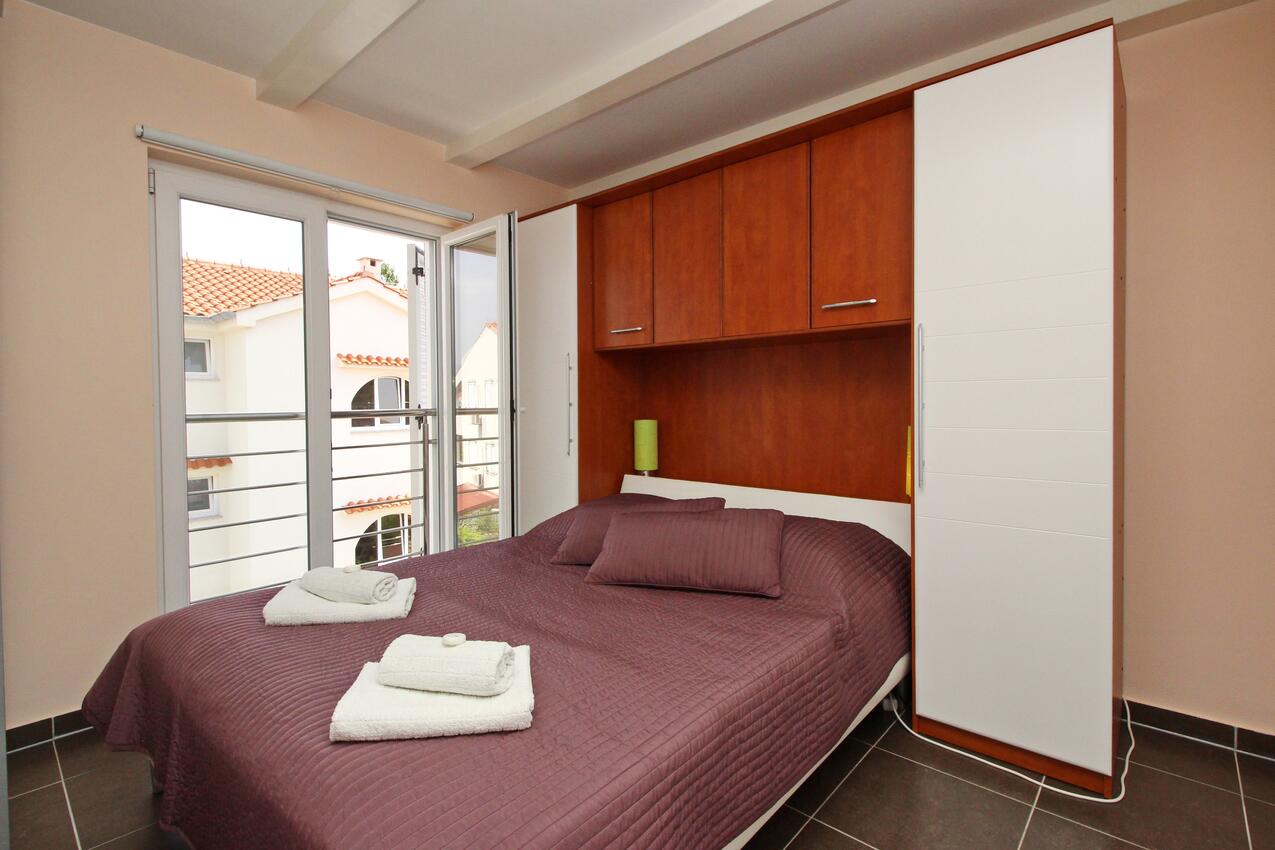 Ferienwohnungen mit Parkplatz Baska, Krk - 25018