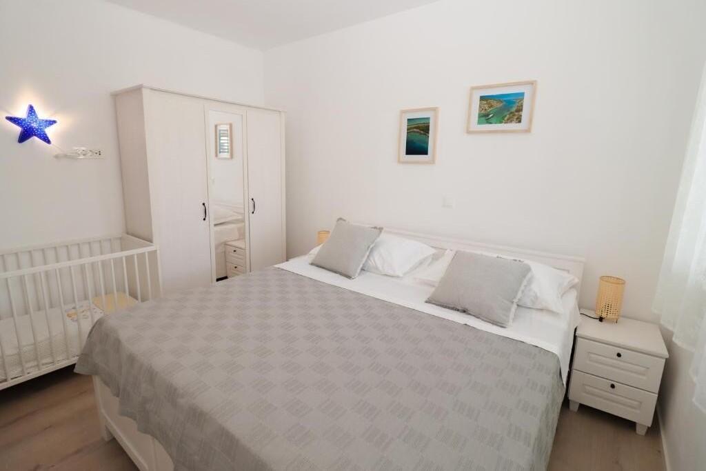 Apartments with swimming pool Brodarica, Šibenik - 25027