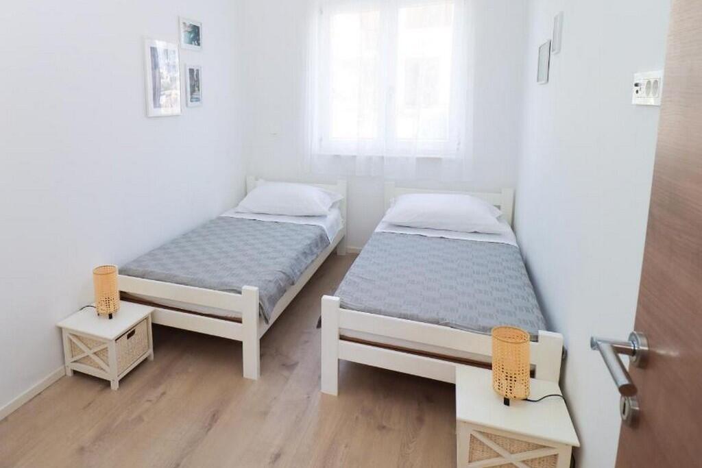 Apartments with swimming pool Brodarica, Šibenik - 25027