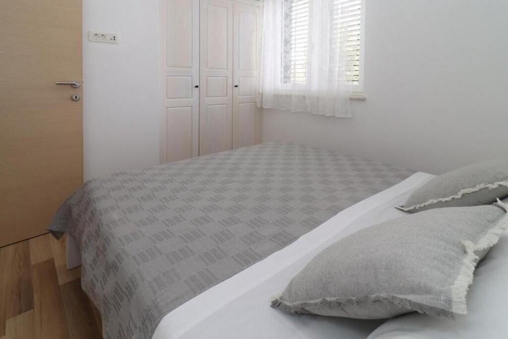 Apartments with swimming pool Brodarica, Šibenik - 25027