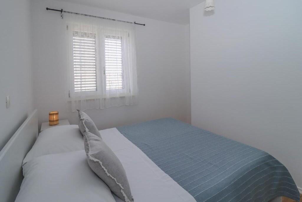 Apartments with swimming pool Brodarica, Šibenik - 25027