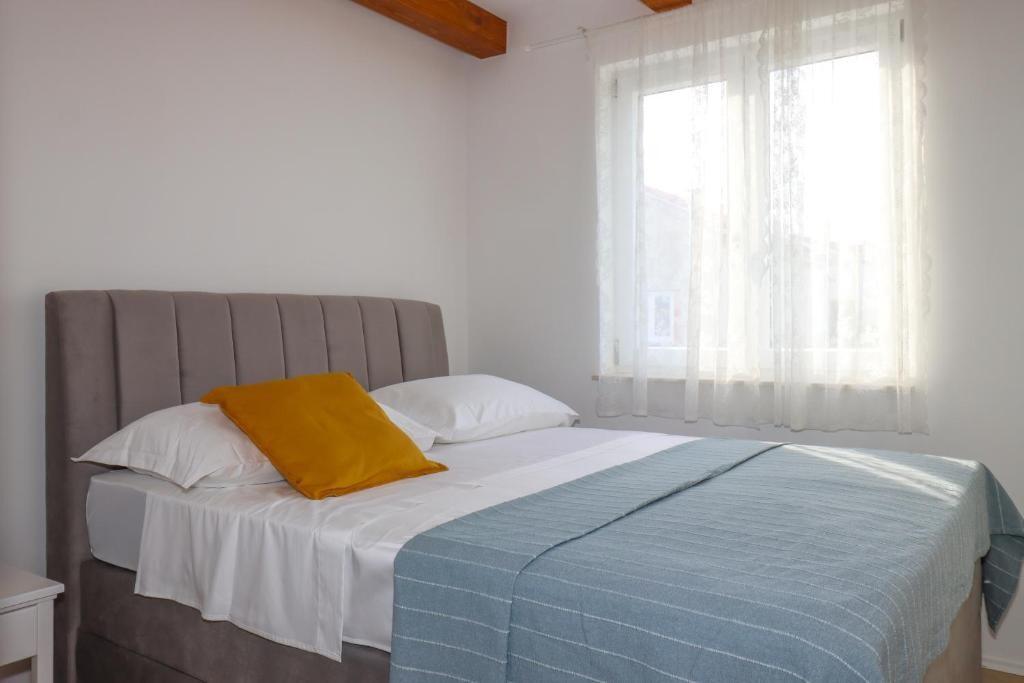 Apartments with swimming pool Brodarica, Šibenik - 25027