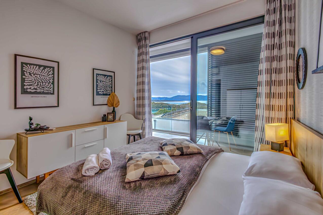 Apartmani s bazenom pogodni za obitelji s djecom Njivice, Krk - 25033