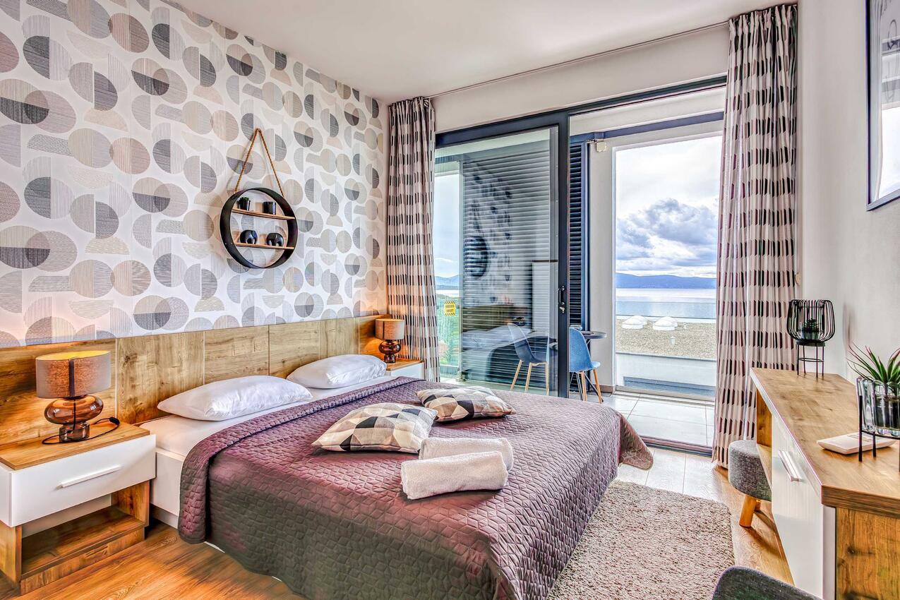 Apartmani s bazenom pogodni za obitelji s djecom Njivice, Krk - 25033