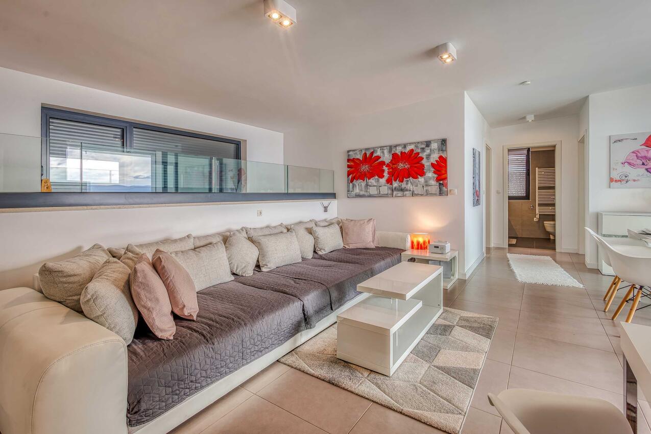 Apartmani s bazenom pogodni za obitelji s djecom Njivice, Krk - 25033