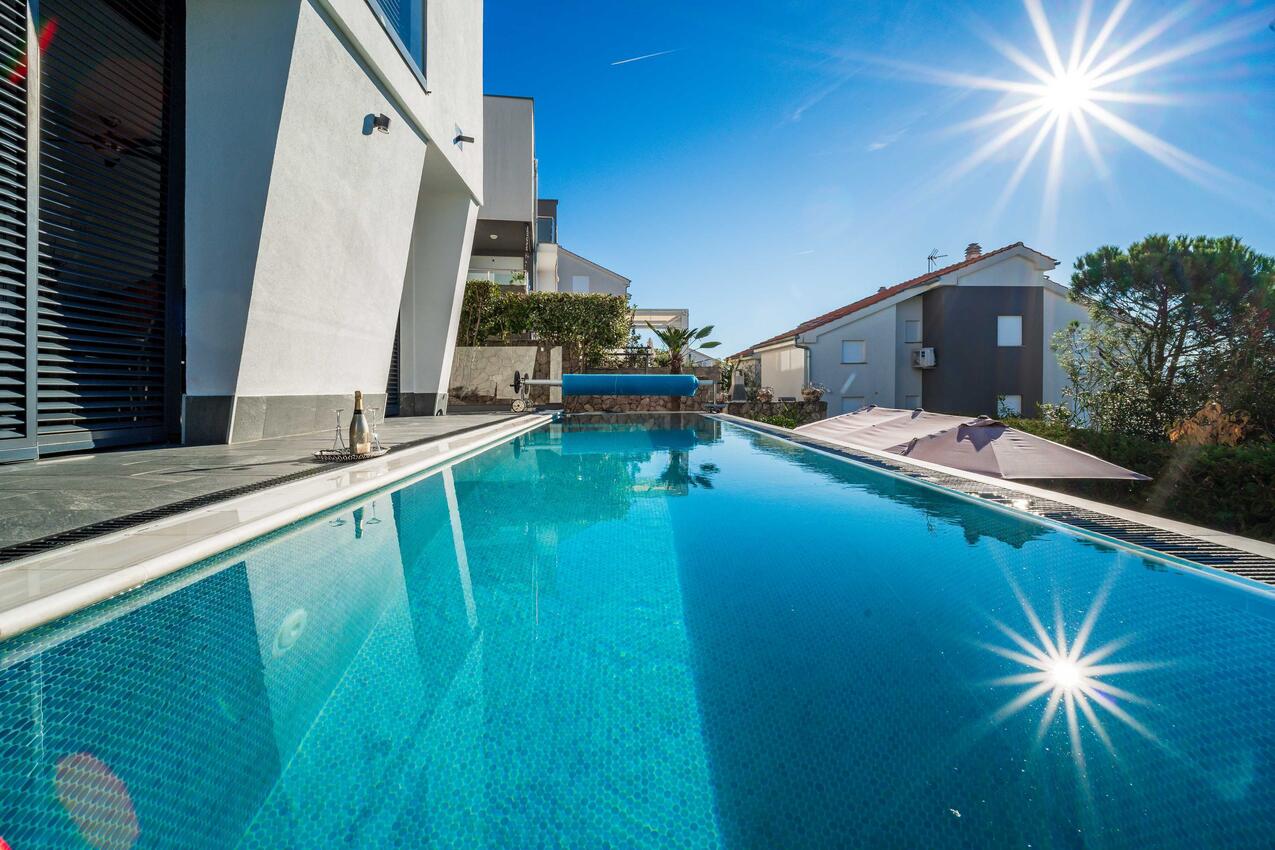 Apartmani s bazenom pogodni za obitelji s djecom Njivice, Krk - 25033