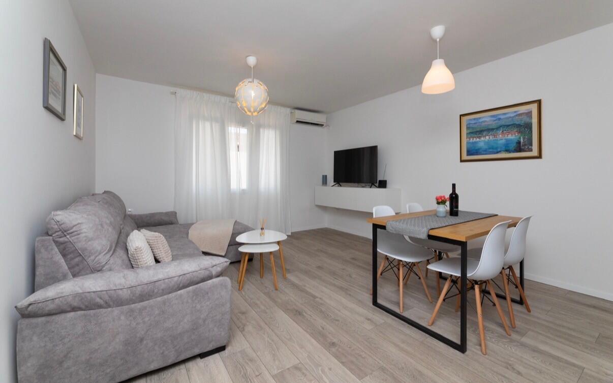 Apartment with terrace Supetar, Central Dalmatia