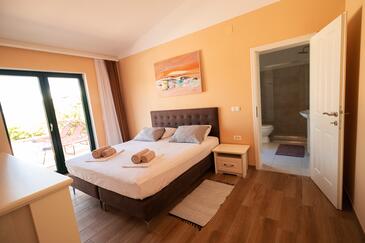 Ház családok részére medencével a tenger mellett Sutivan, Brac - 25077