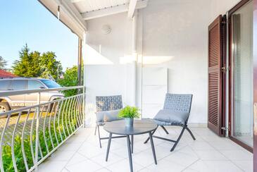 Apartment with terrace Njivice, Kvarner
