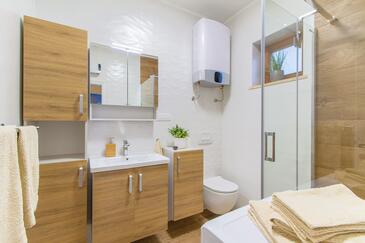 Apartment with terrace Njivice, Kvarner