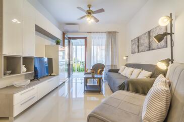 Apartment with terrace Njivice, Kvarner