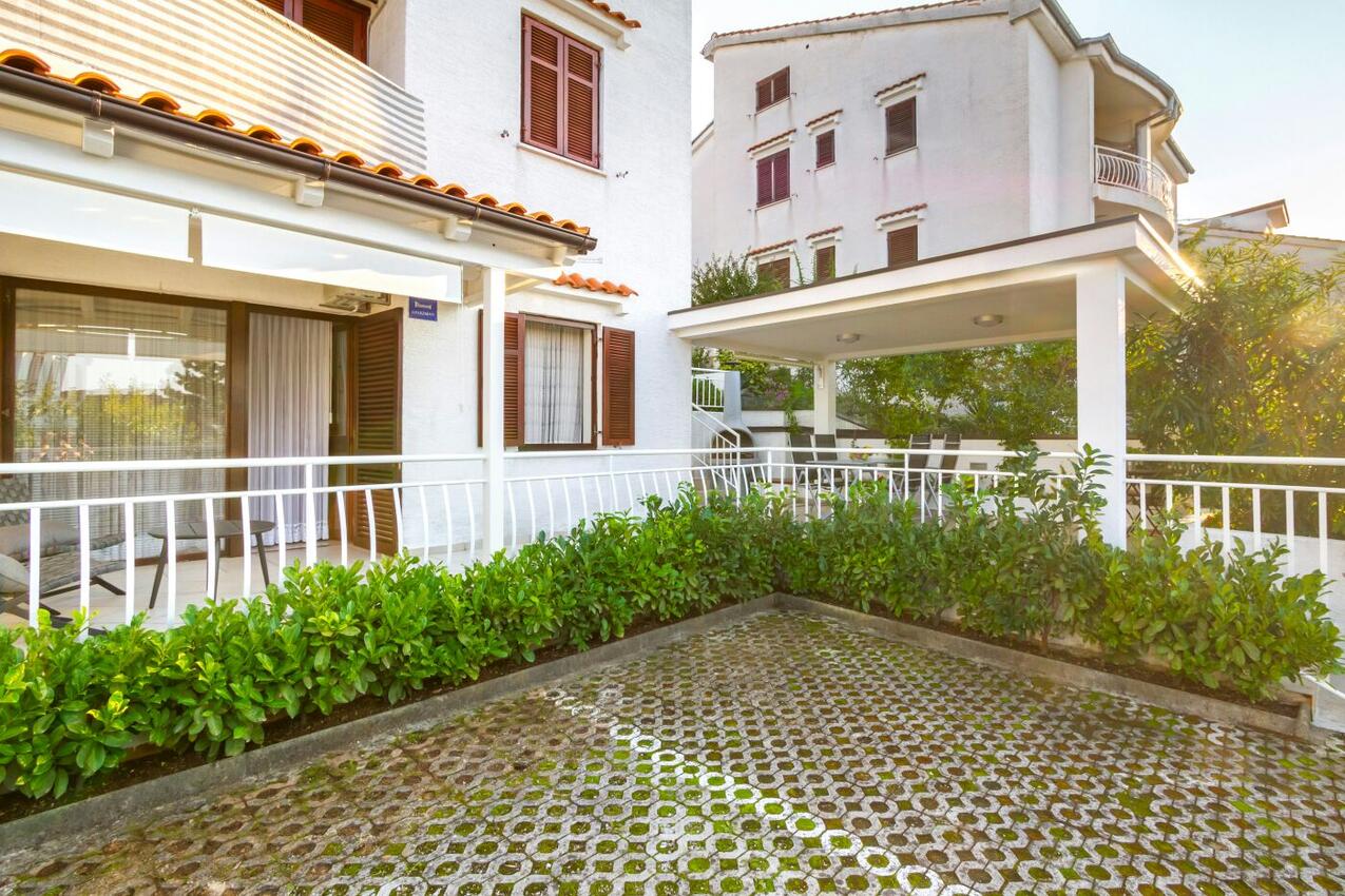 Apartment with terrace Njivice, Kvarner