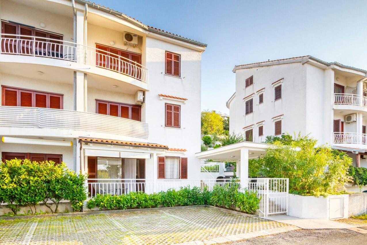 Apartment with terrace Njivice, Kvarner