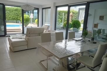 Apartment with terrace Vantačići, Kvarner