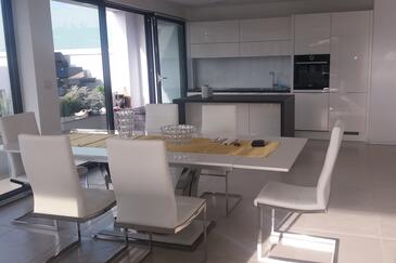 Apartment with terrace Vantačići, Kvarner