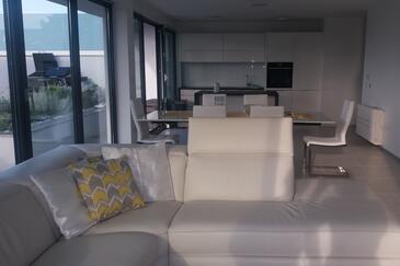 Apartment with terrace Vantačići, Kvarner