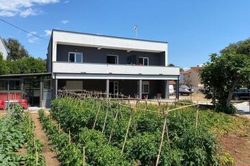 Apartamento com varanda Pakoštane, Dalmácia do Norte