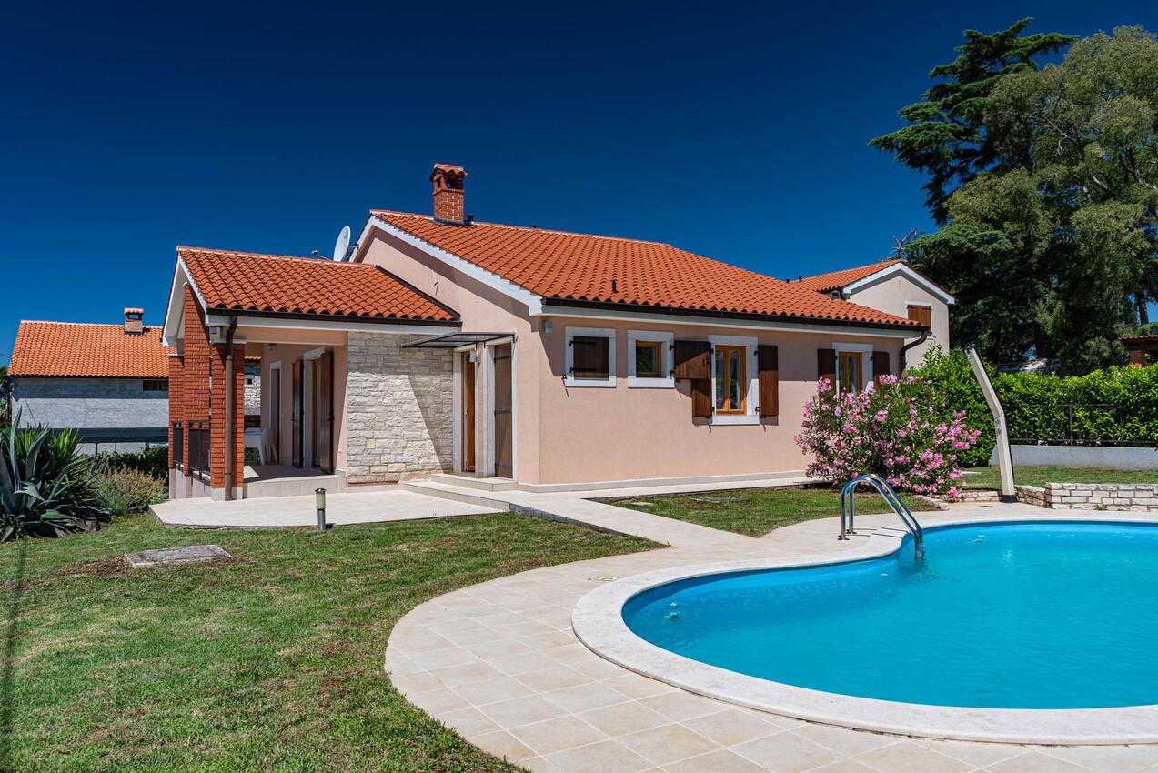 House with terrace Višnjan, Istria