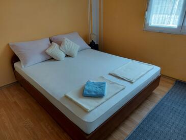 Apartments with parking space Pirovac, Šibenik - 25146