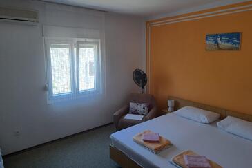 Lejlighedens parkeringsplads Pirovac (Sibenik) - 25146