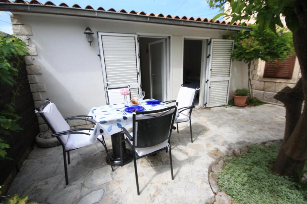 Apartamento para dos personas Seget Donji (Trogir) (A-25167-b)