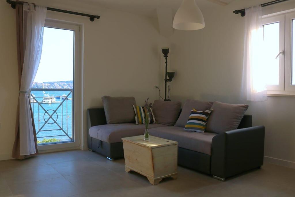Apartamento para dos personas Seget Donji (Trogir) (A-25167-c)