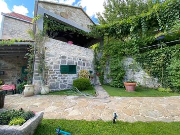 House with terrace Svinišće, Central Dalmatia