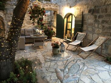 House with terrace Svinišće, Central Dalmatia