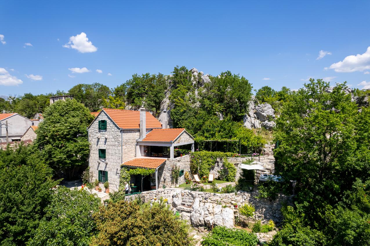 House with terrace Svinišće, Central Dalmatia