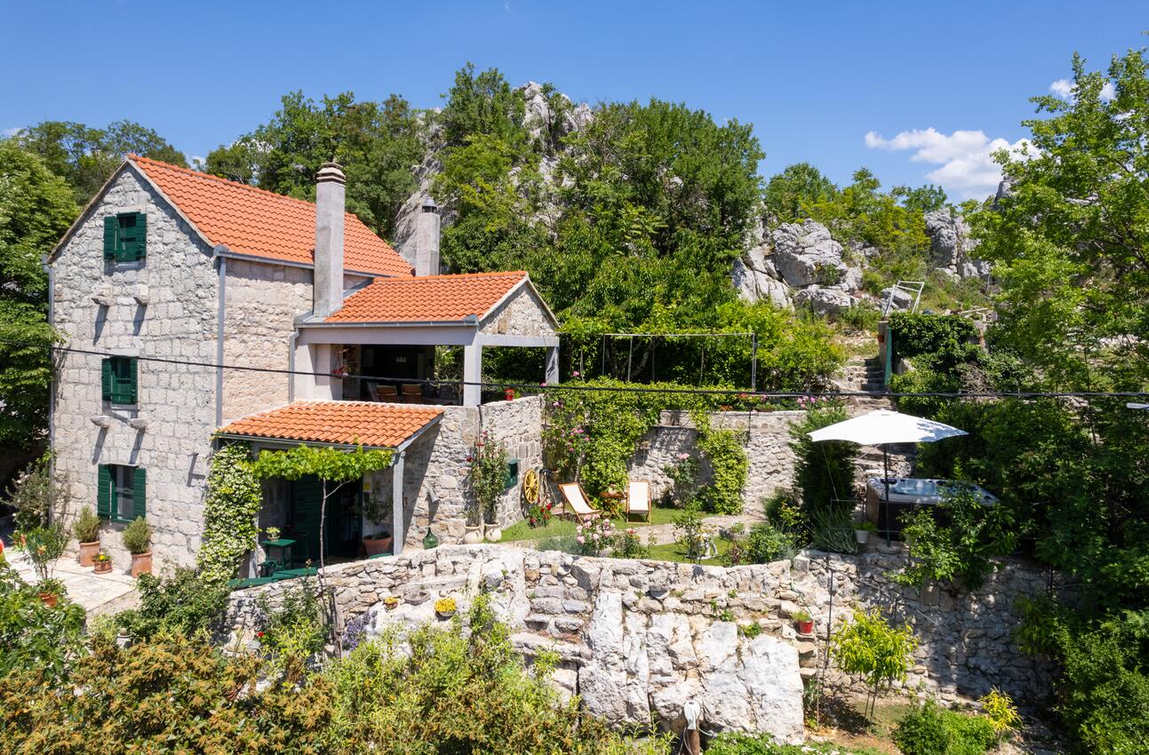 House with terrace Svinišće, Central Dalmatia