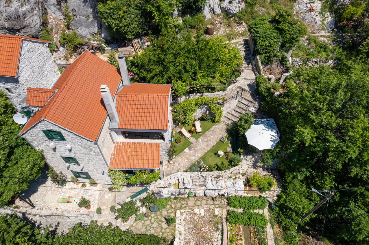 House with terrace Svinišće, Central Dalmatia