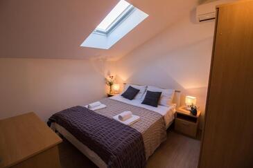 Seaside apartments with a swimming pool Medići, Omiš - 25214