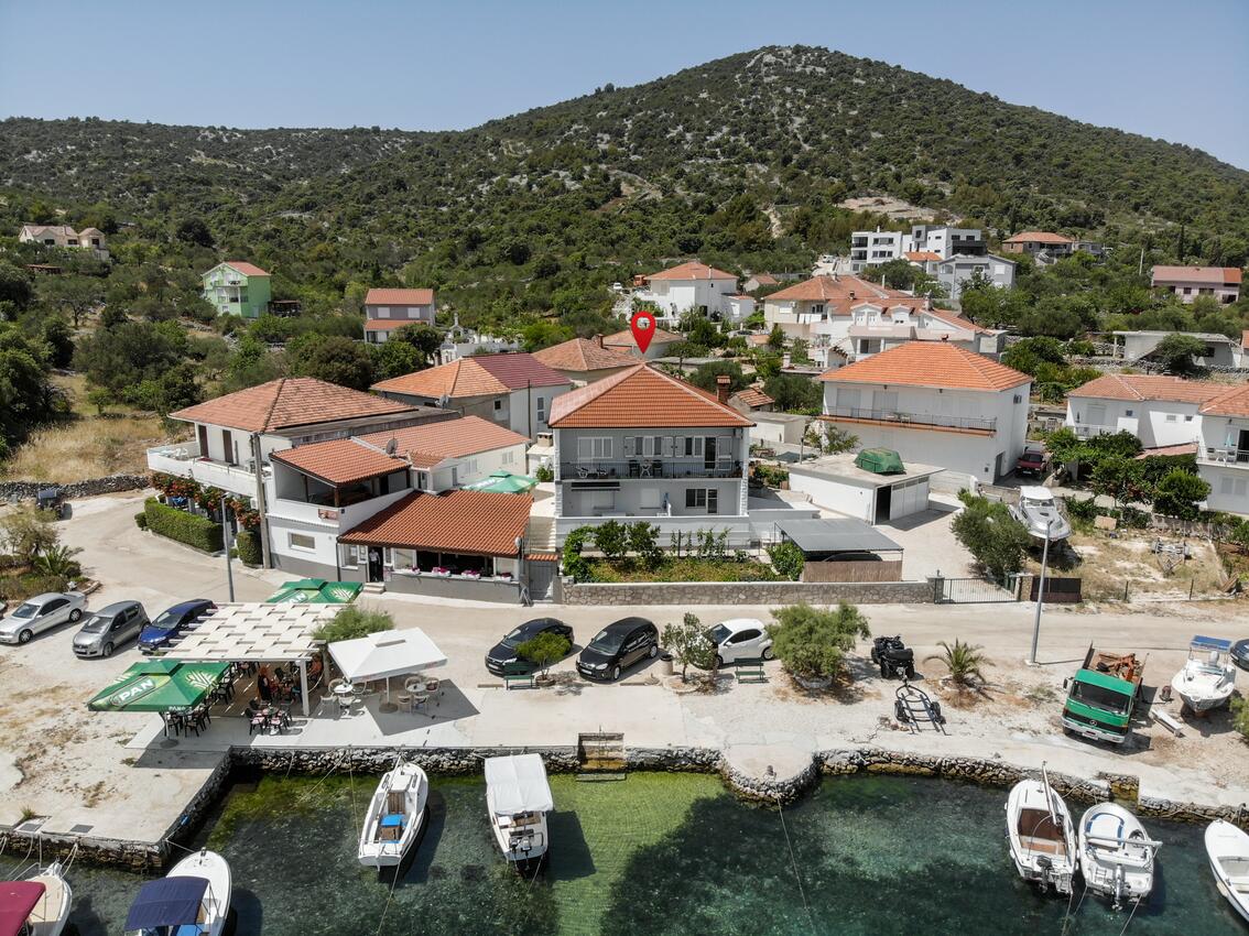 Apartmani s parkingom Vinišće (Trogir) - 25256