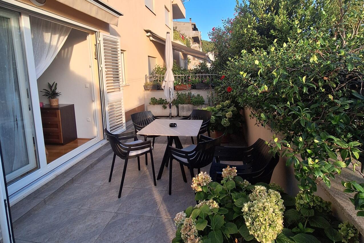 Apartments with parking space Makarska - 25264
