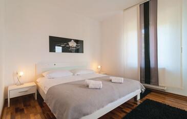 Дом для семьи с бассейном Сплитска - Splitska, Брач - Brač - 25269