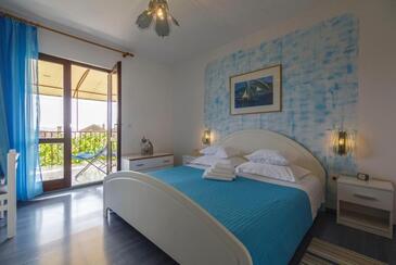 Seaside house with a swimming pool Komiža, Vis - 25294