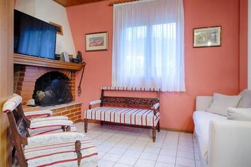 Seaside house with a swimming pool Komiža, Vis - 25294