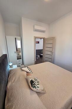 Apartments with parking space Trogir - 25305