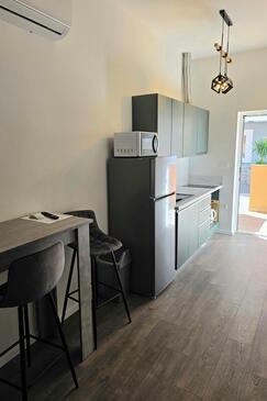 Apartments with parking space Trogir - 25305