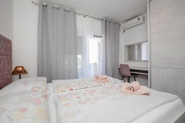 Apartments by the sea Palit, Rab - 25309