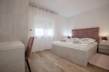 Apartments by the sea Palit, Rab - 25309