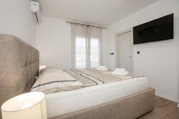 Apartments by the sea Palit, Rab - 25309