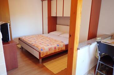 Apartments and rooms with parking space Starigrad (Paklenica) - 25345