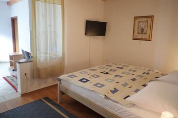 Apartments and rooms with parking space Starigrad (Paklenica) - 25345