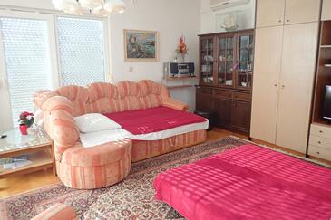 Apartments and rooms with parking space Starigrad (Paklenica) - 25345