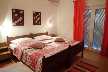 Apartments and rooms with parking space Starigrad (Paklenica) - 25345