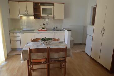 Leiligheter med parkering Starigrad, Paklenica - 25353