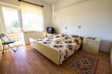 Apartments with parking space Starigrad (Paklenica) - 25358