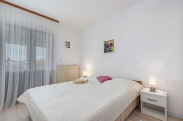 Apartments with parking space Novigrad - 2536